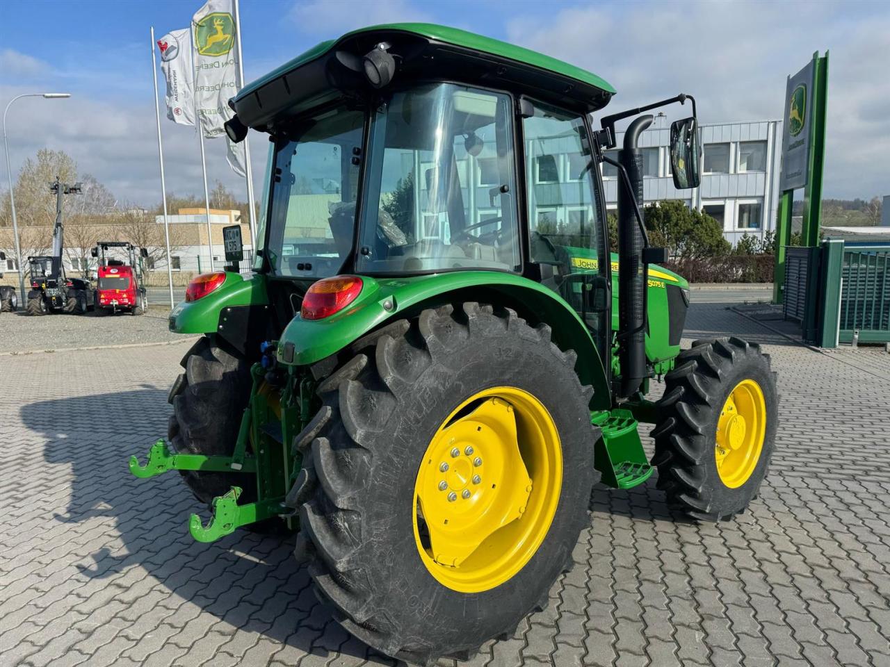 John Deere 5075E Inside