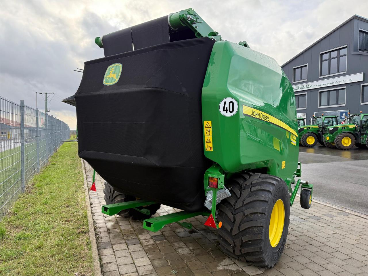 John Deere V461R Right
