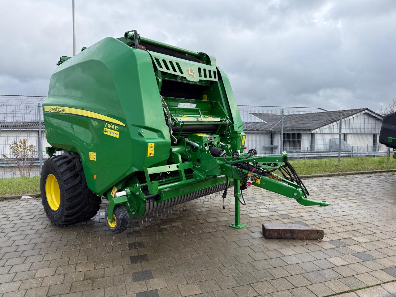 John Deere V461R Left