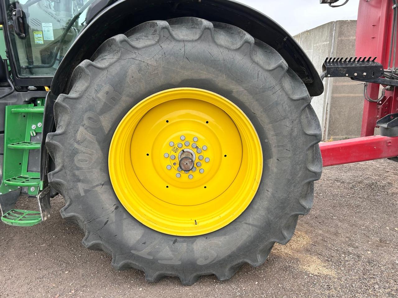 John Deere 6R 250 Inside