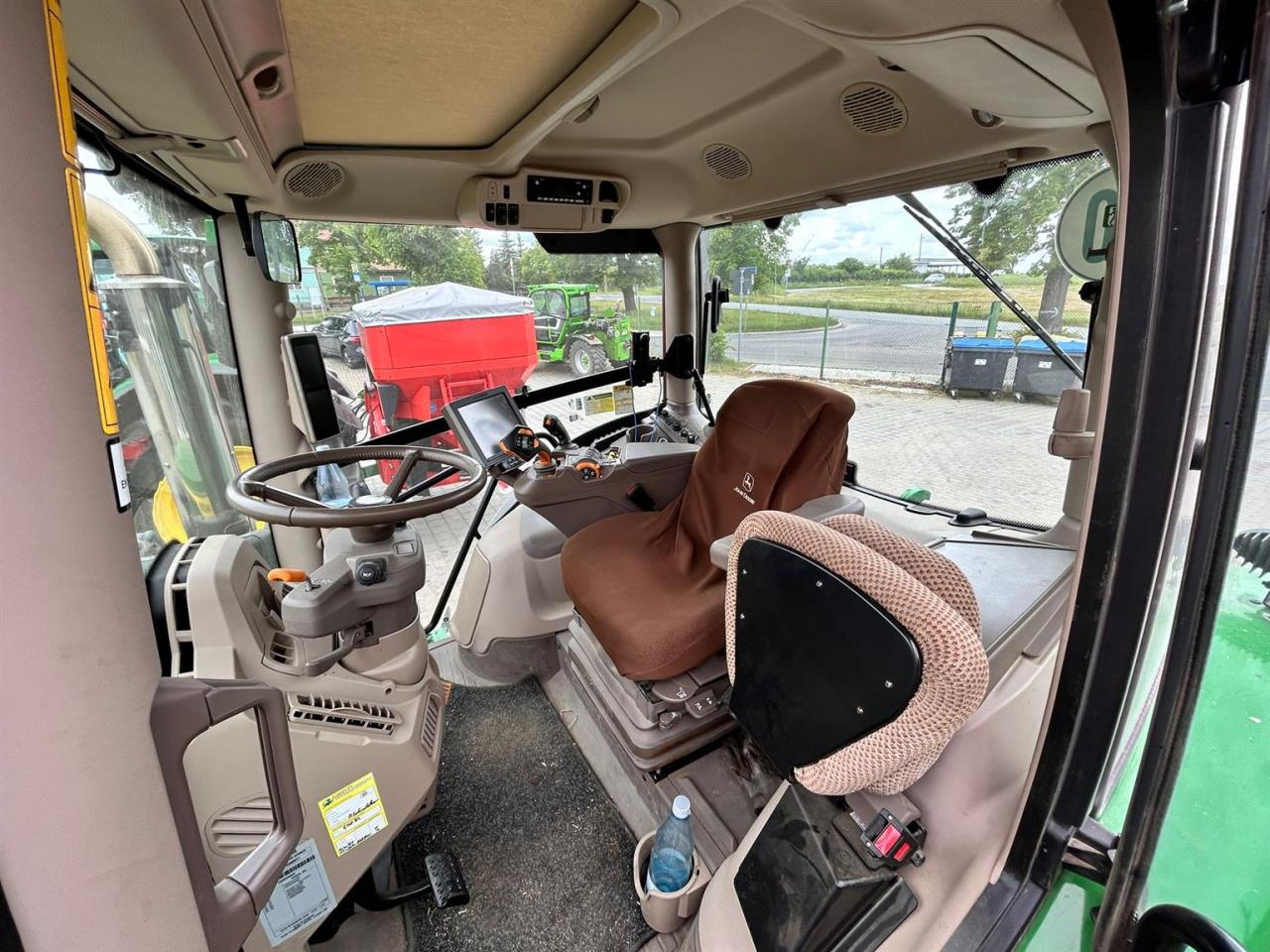 John Deere 6R 150 Inside