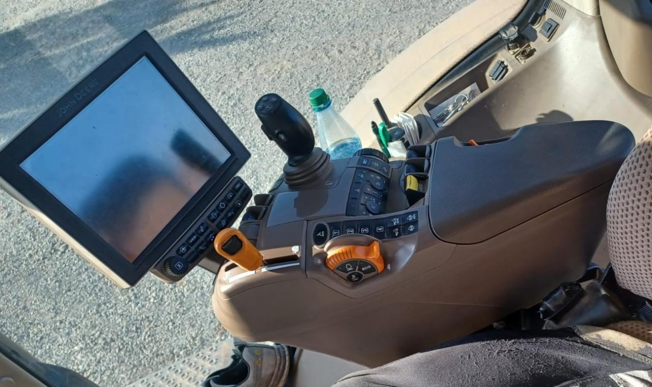 John Deere 8345R Inside