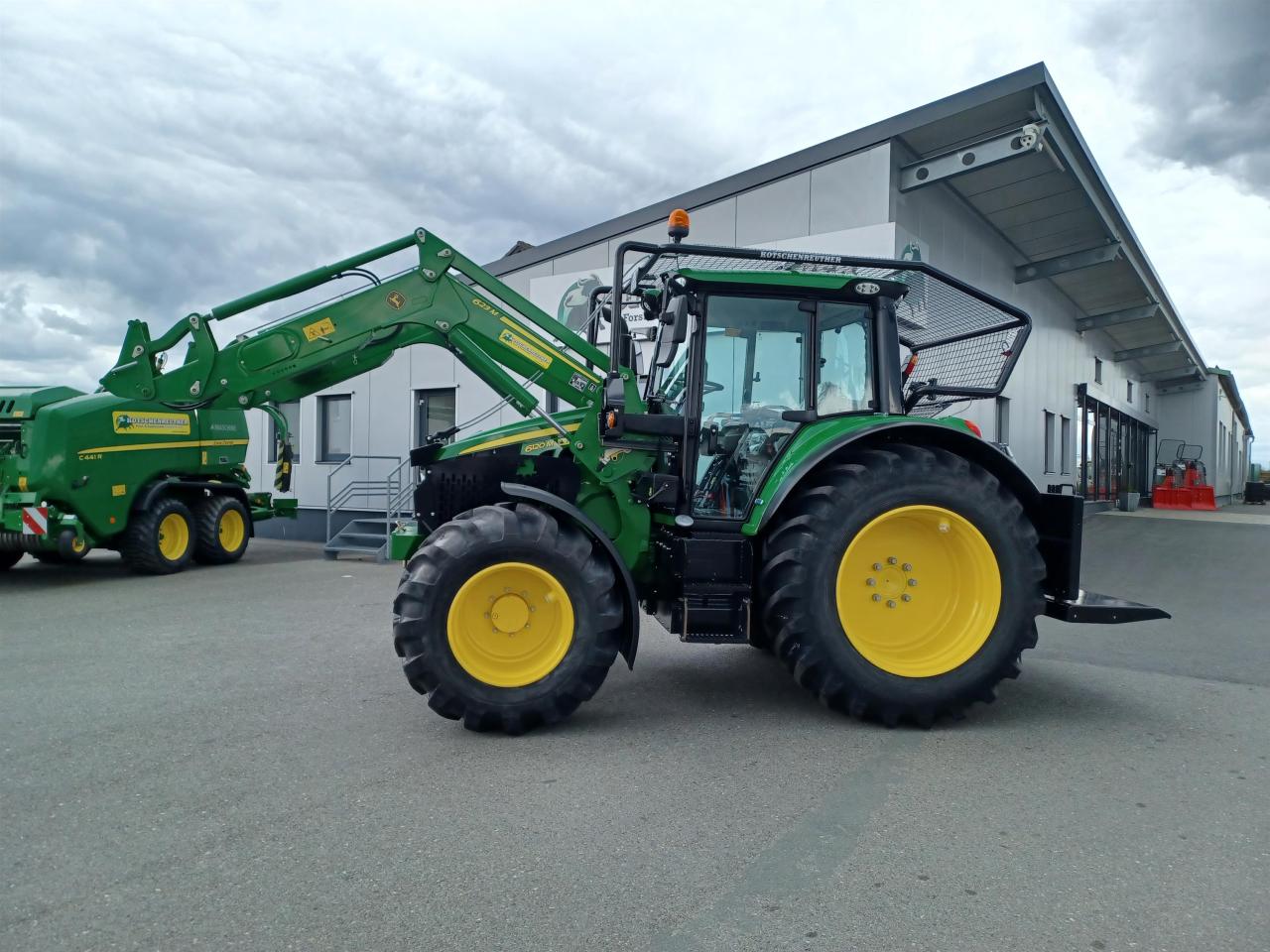 John Deere 6120M UVV Forstschlepper Front
