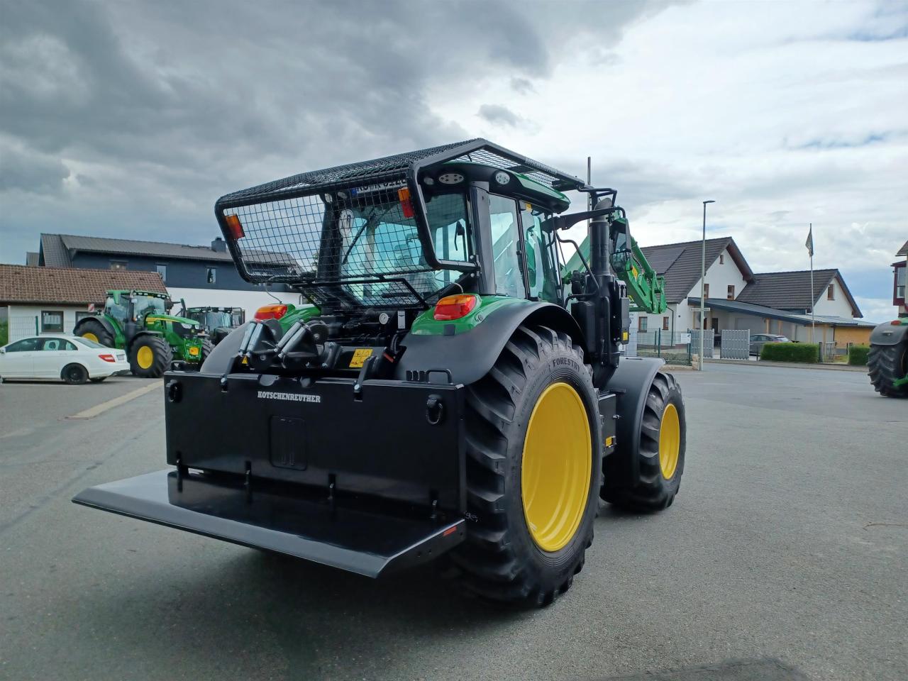 John Deere 6120M UVV Forstschlepper Left
