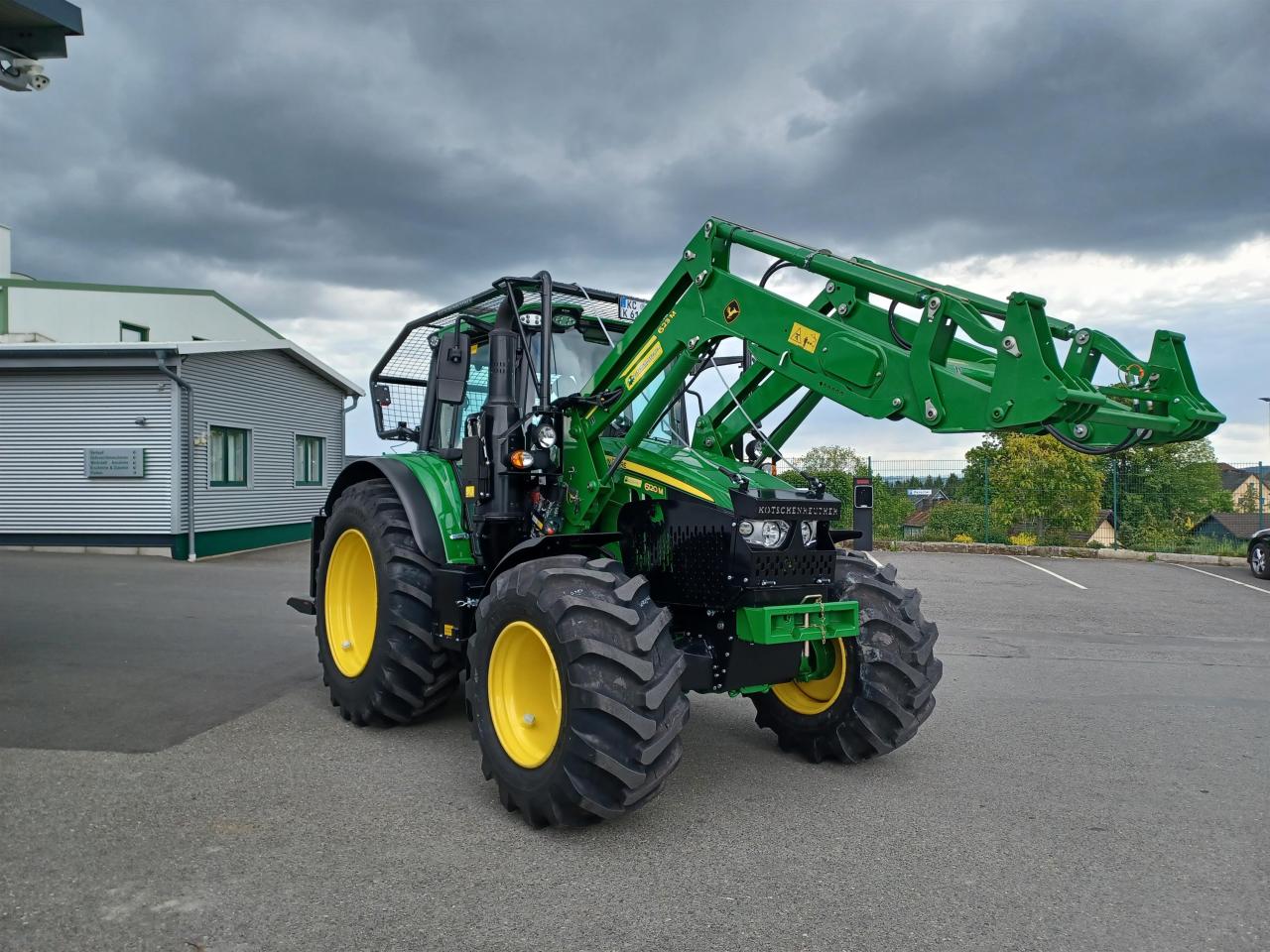 John Deere 6120M UVV Forstschlepper Above