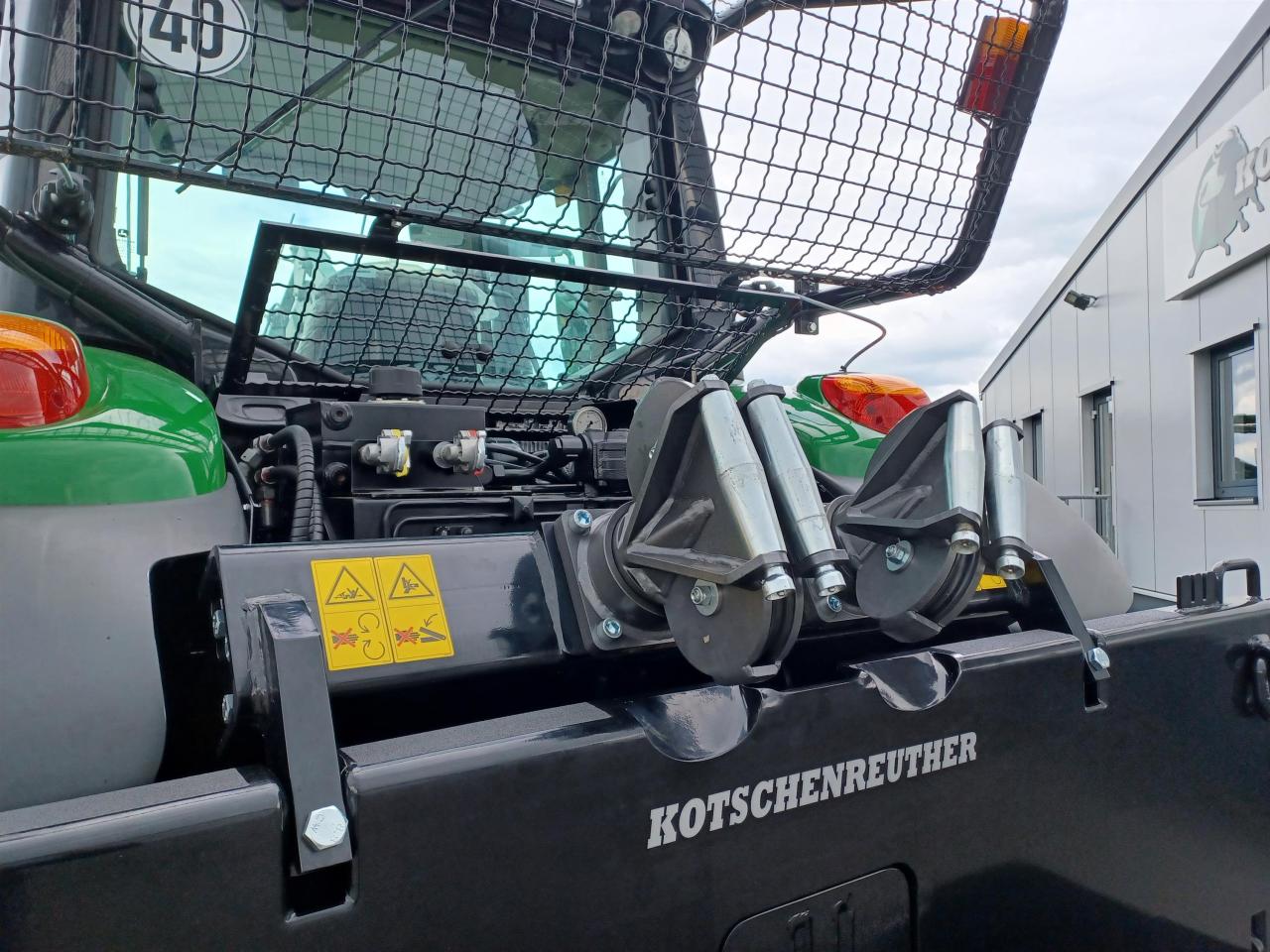 John Deere 6120M UVV Forstschlepper Front