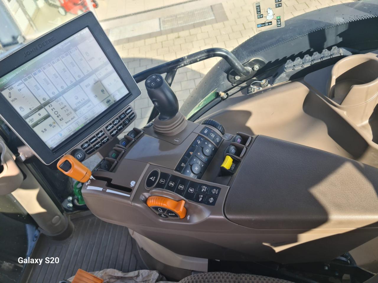 John Deere 6215R Front
