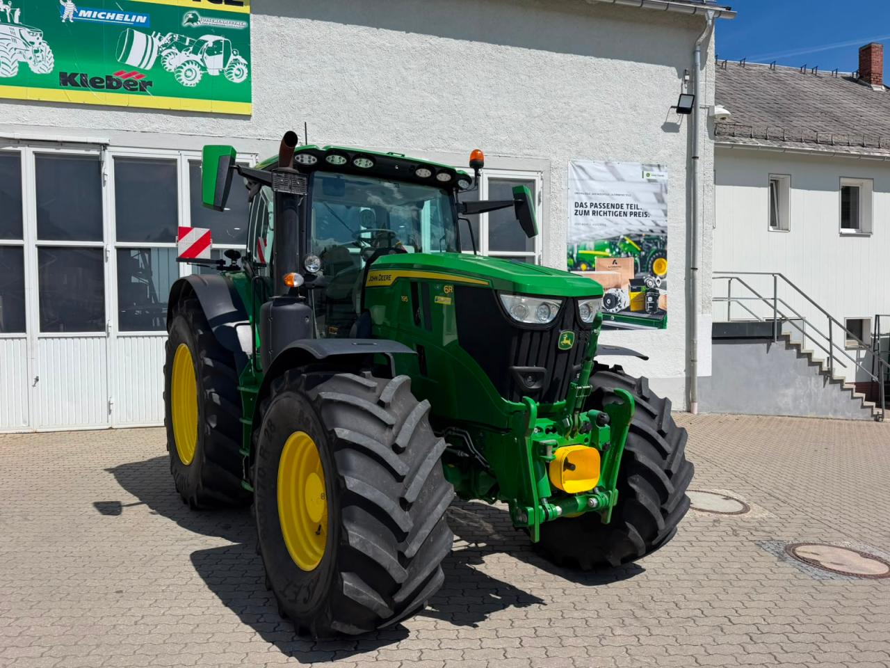 John Deere 6R 195 Front