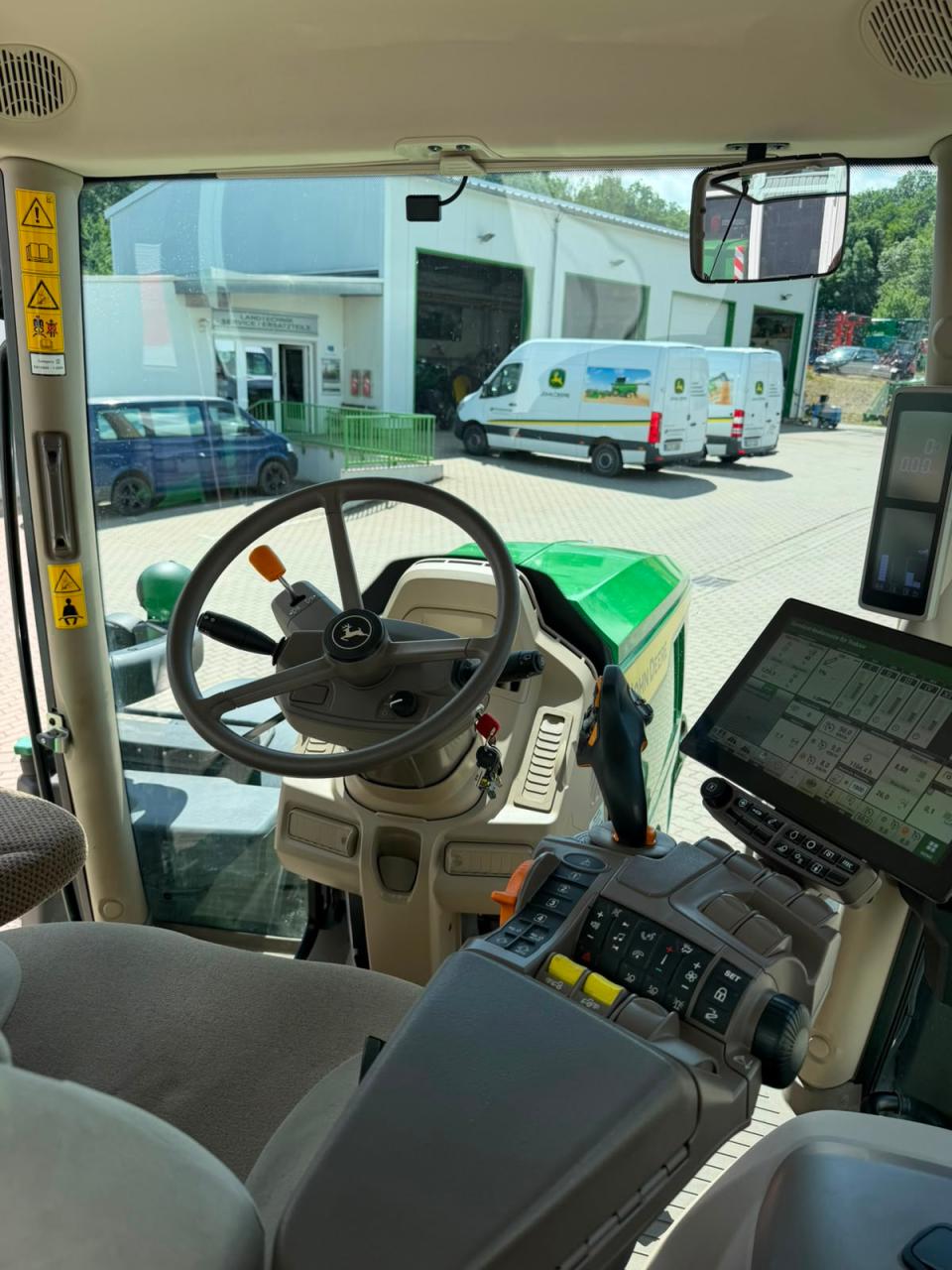 John Deere 6R 195 Inside