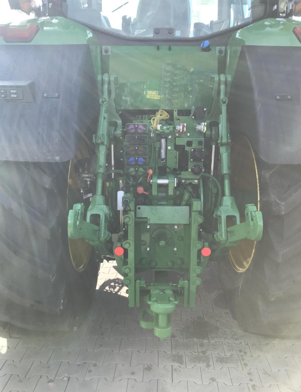 John Deere 7R 350 Inside