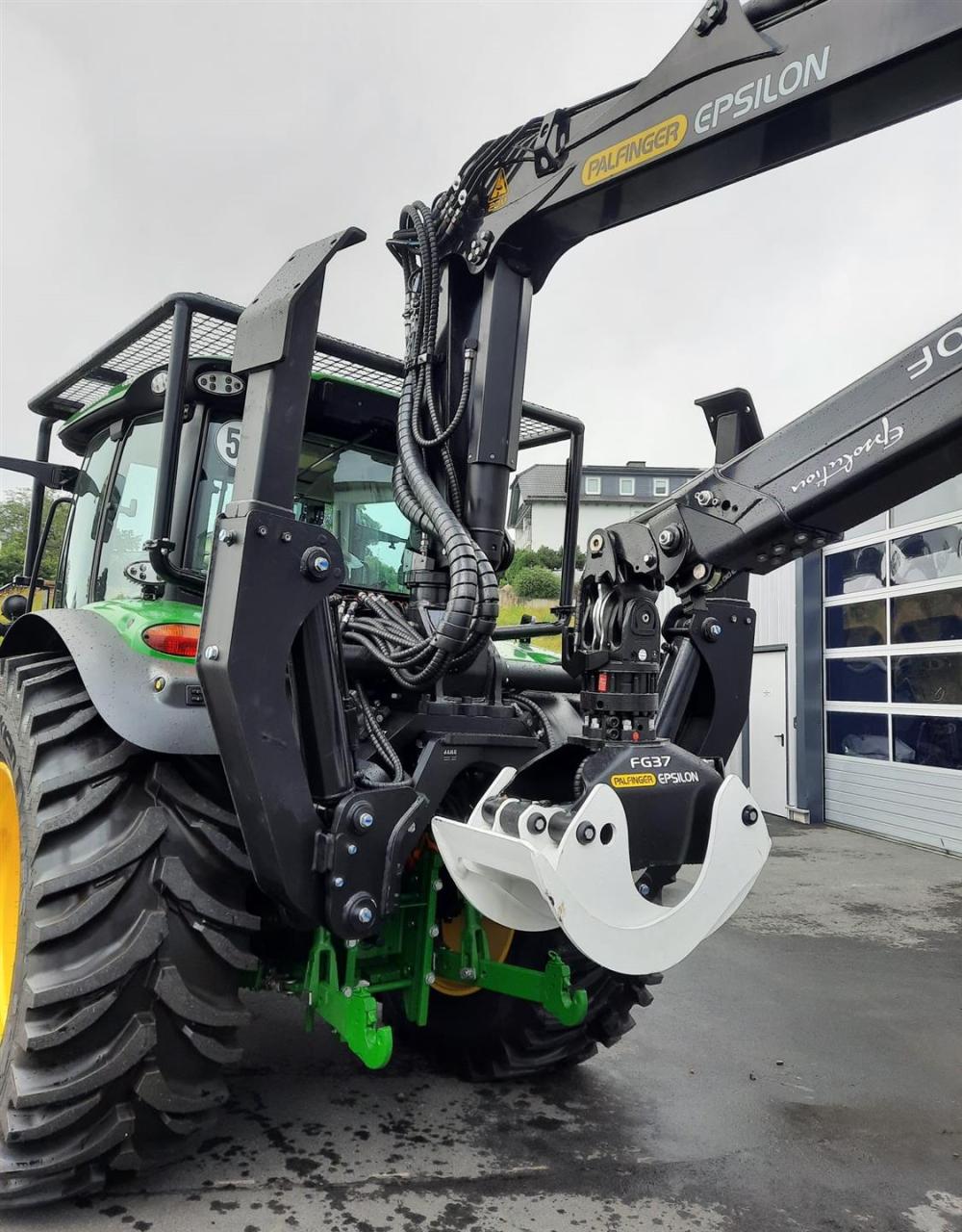 John Deere 6R 150 mit Ladekran Rear