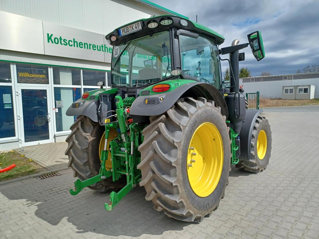 John Deere 6R 140 Right