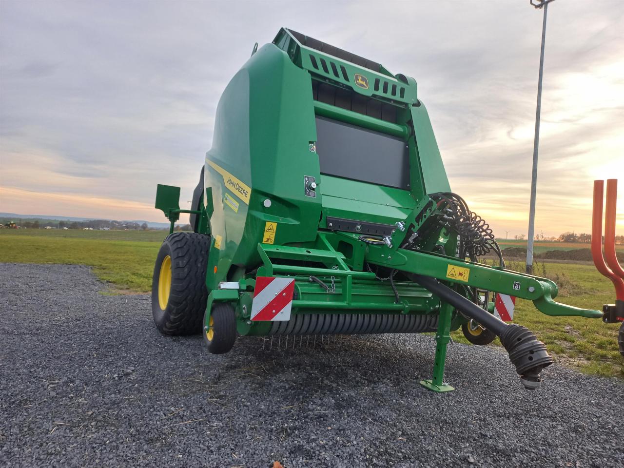 John Deere V461M Right