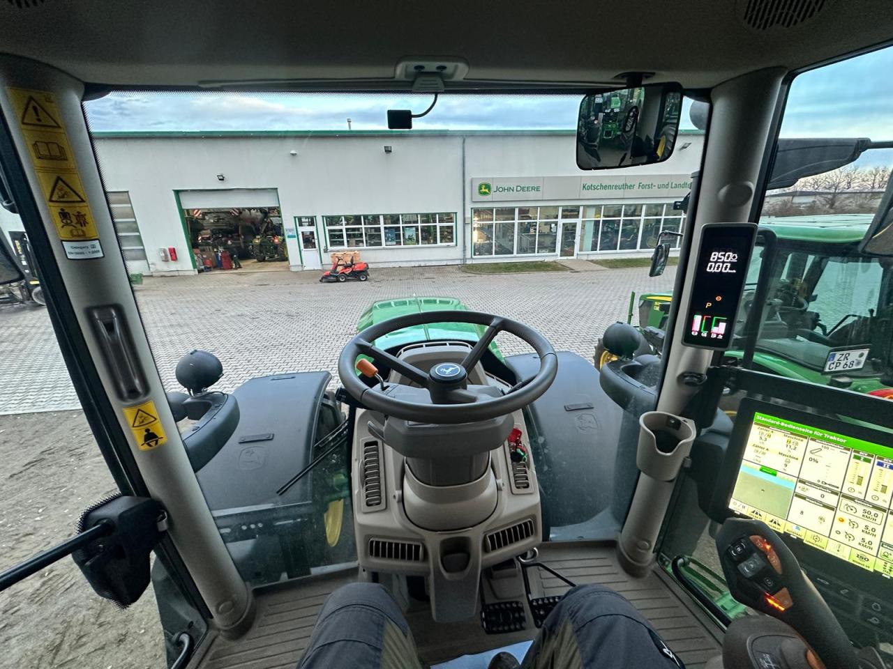 John Deere 6R 185 Front