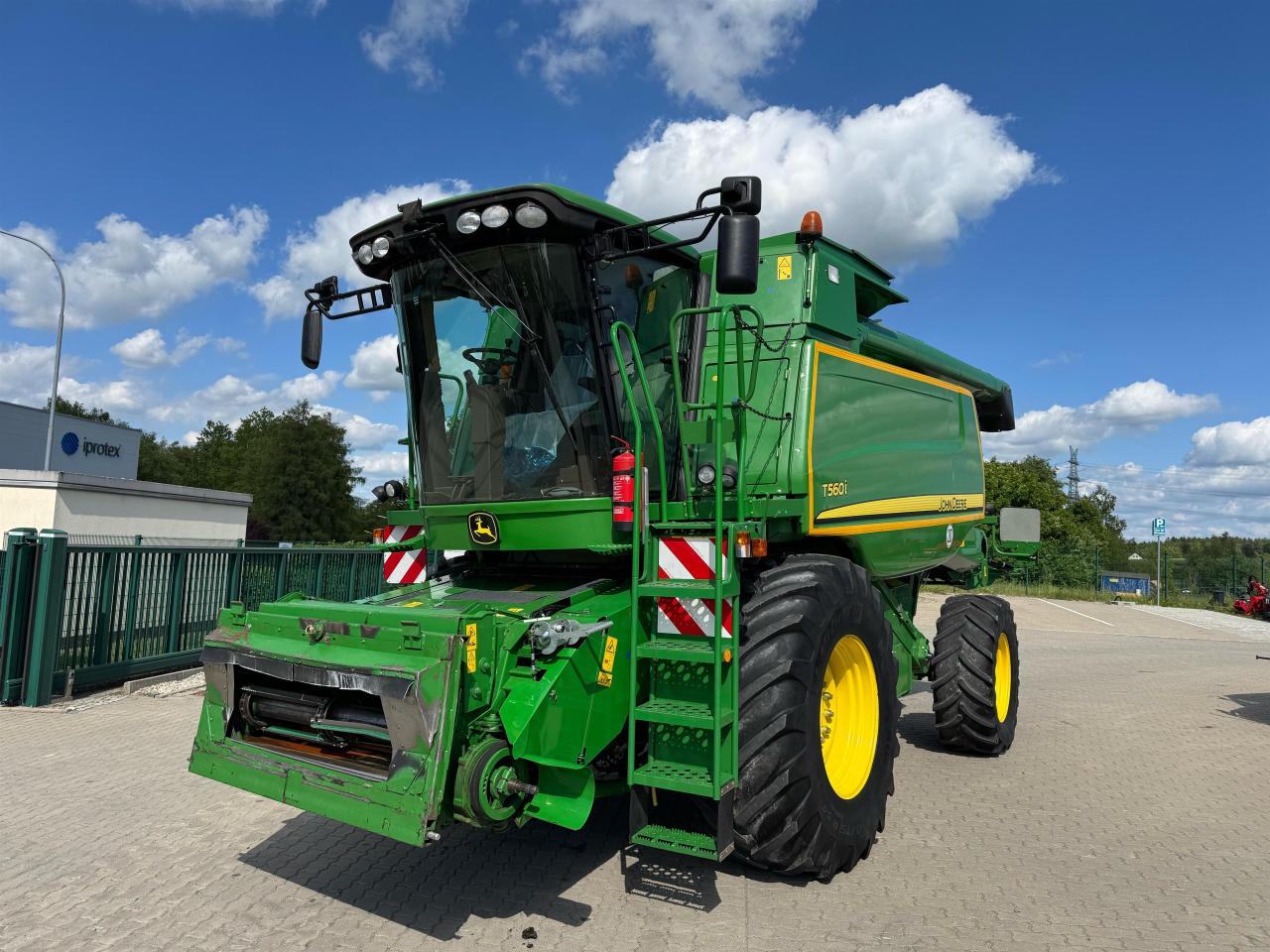 John Deere T560 HM Front