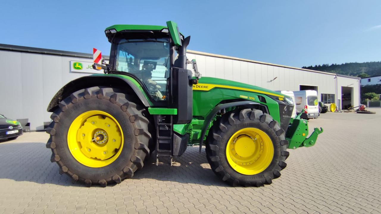 John Deere 8R 370 Inside