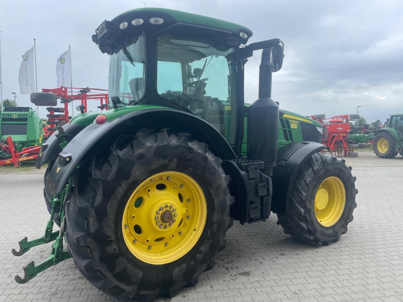 John Deere 7250R Right