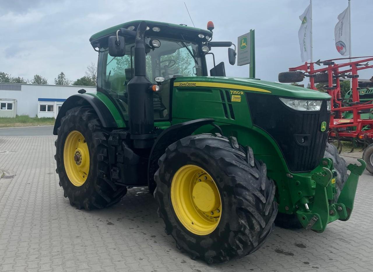 John Deere 7250R Left