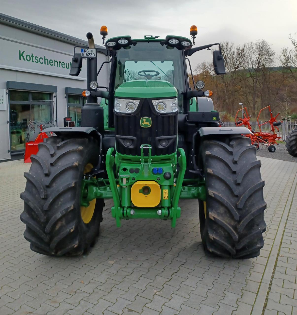 John Deere 6M 220 Front