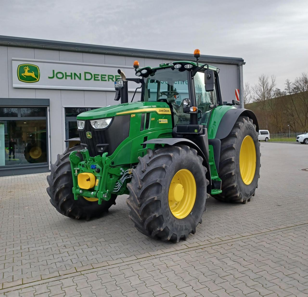 John Deere 6M 220