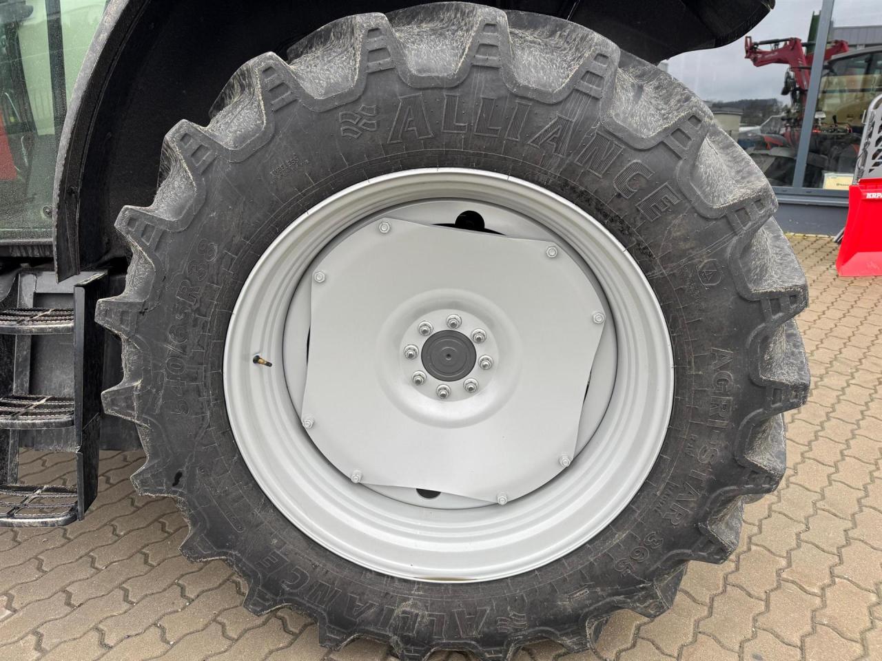 Massey Ferguson 5709M - Dyna 4 Rear