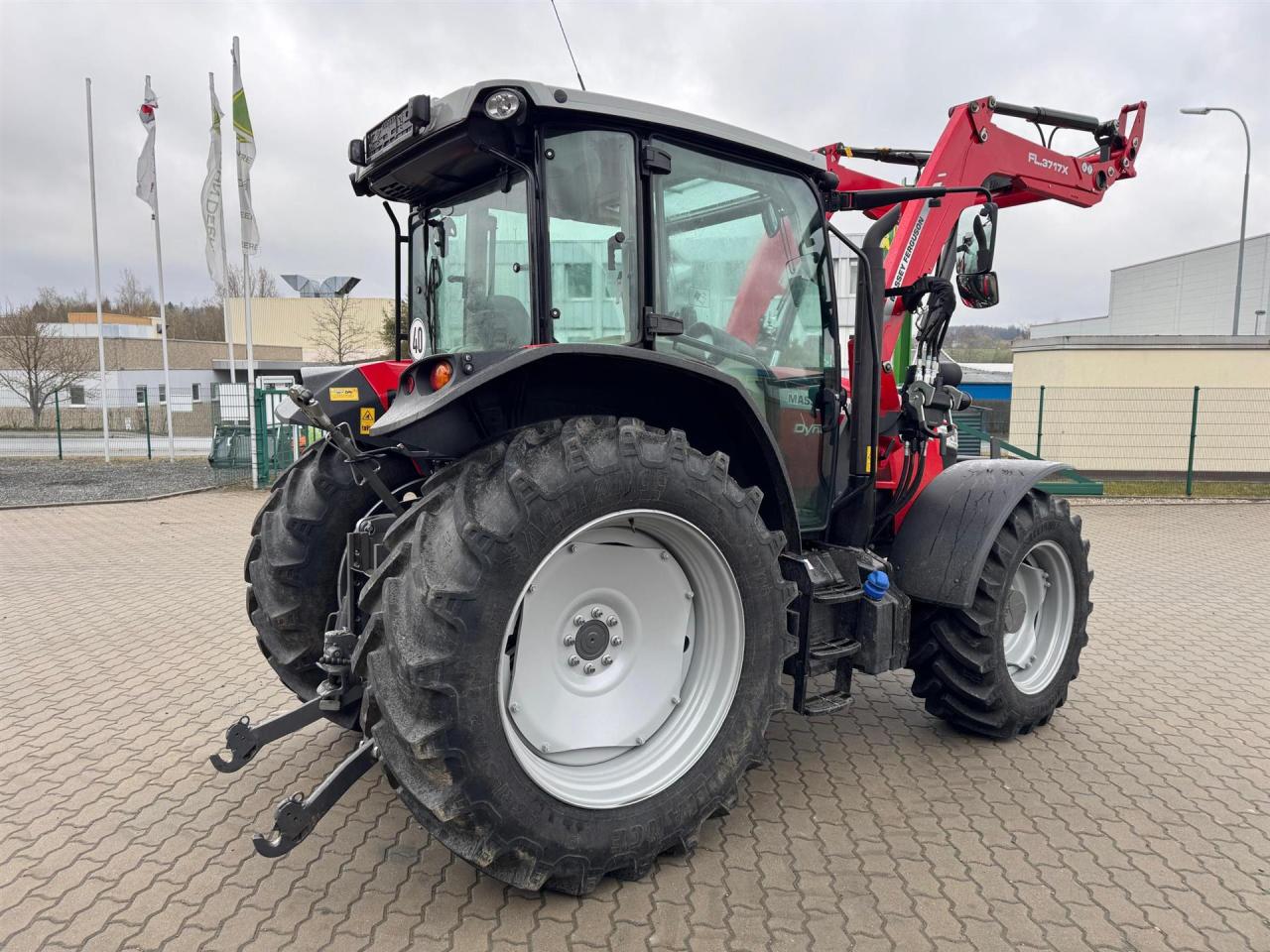 Massey Ferguson 5709M - Dyna 4 Right