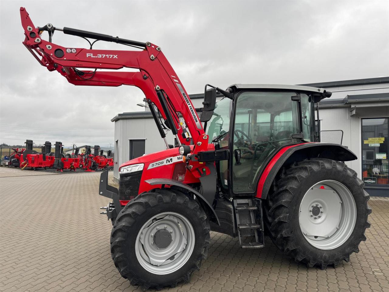 Massey Ferguson 5709M - Dyna 4 Inside