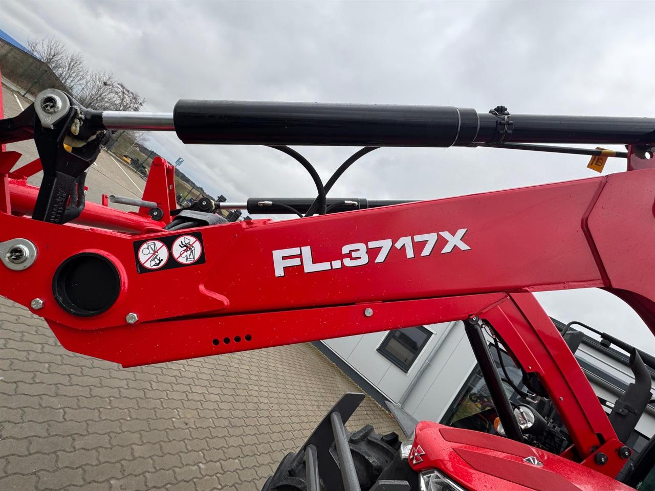 Massey Ferguson 5709M - Dyna 4 Front