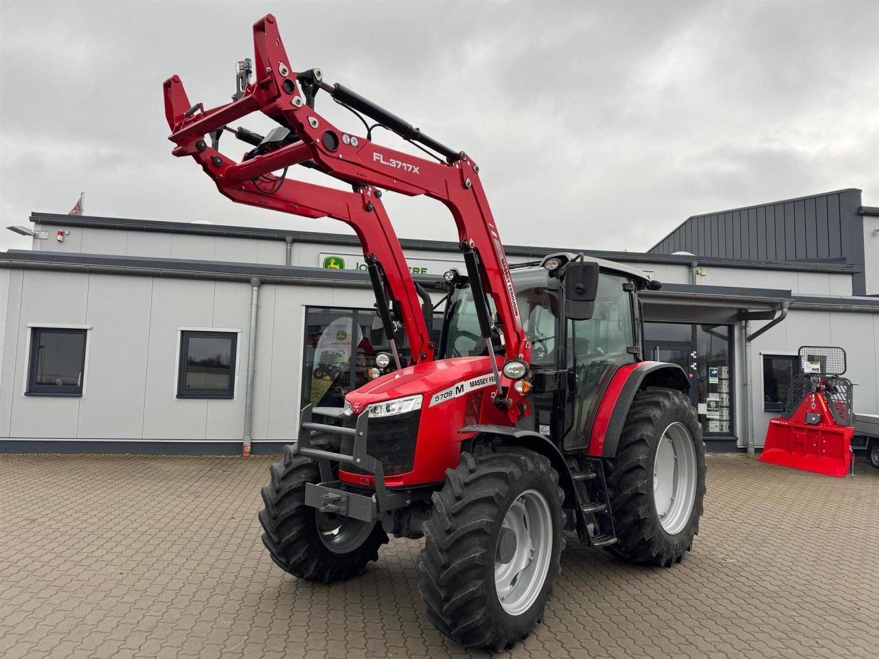 Massey Ferguson 5709M