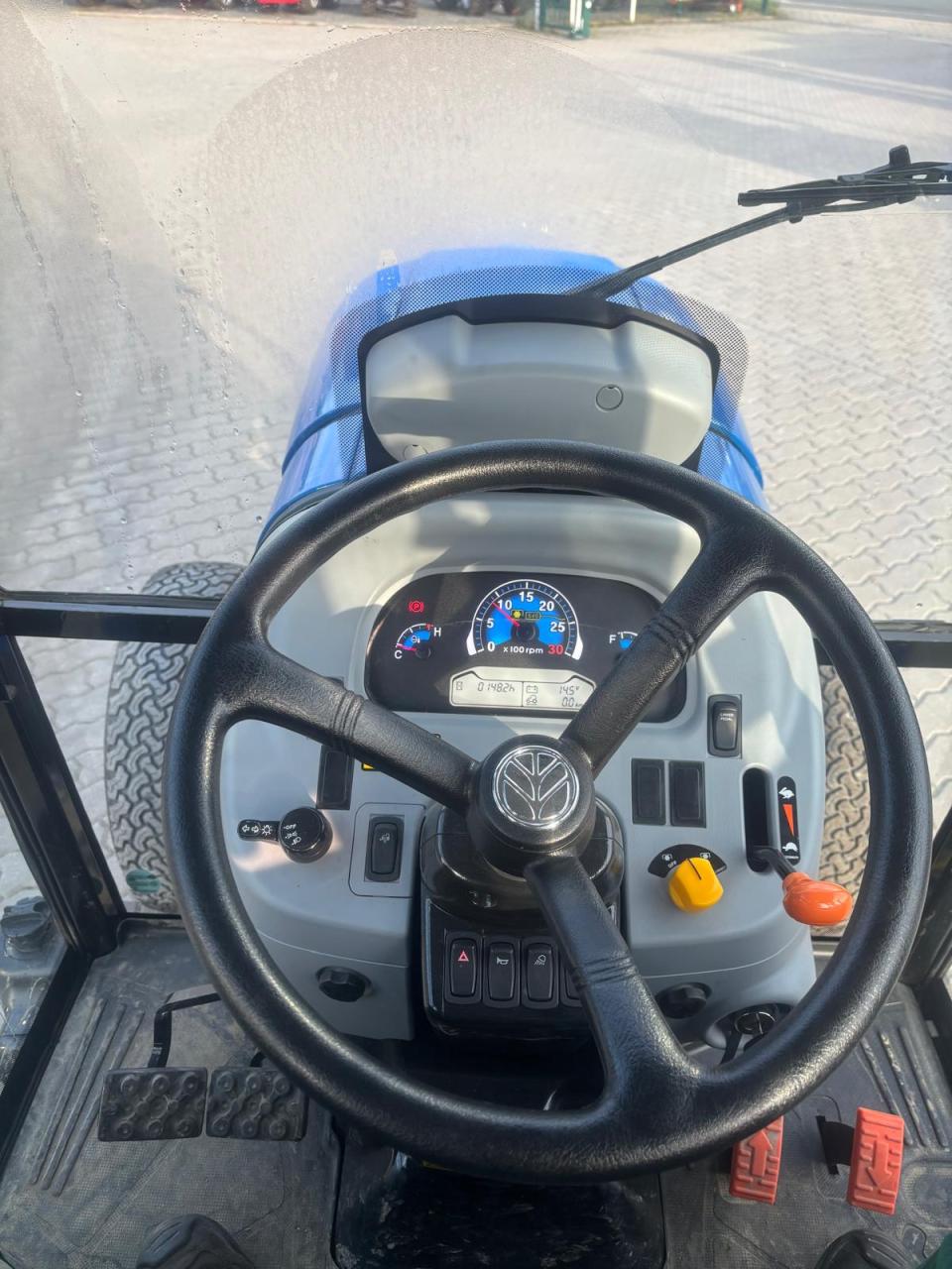 New Holland Boomer 50 Inside