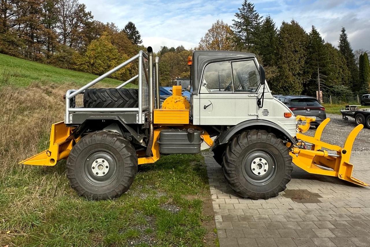 Mercedes-Benz 406 Right