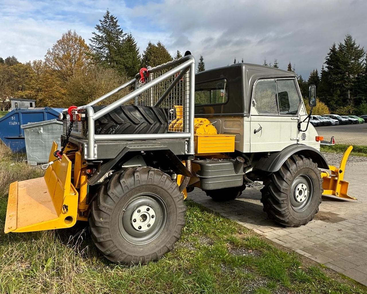 Mercedes-Benz 406 Left