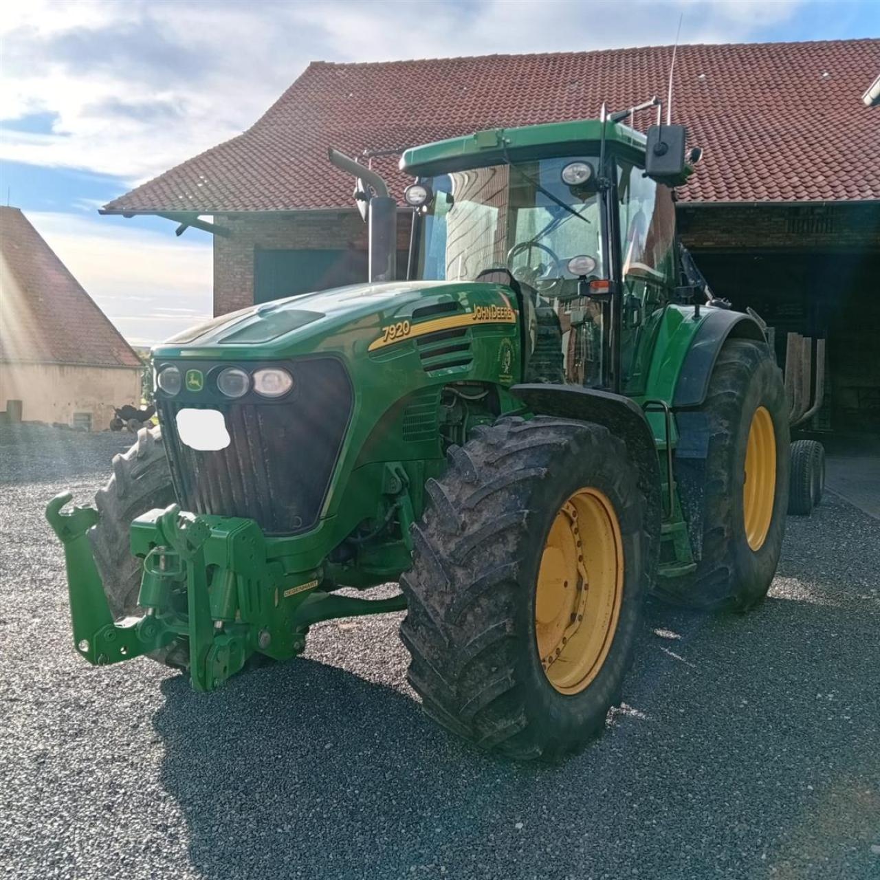 John Deere 7920 Front