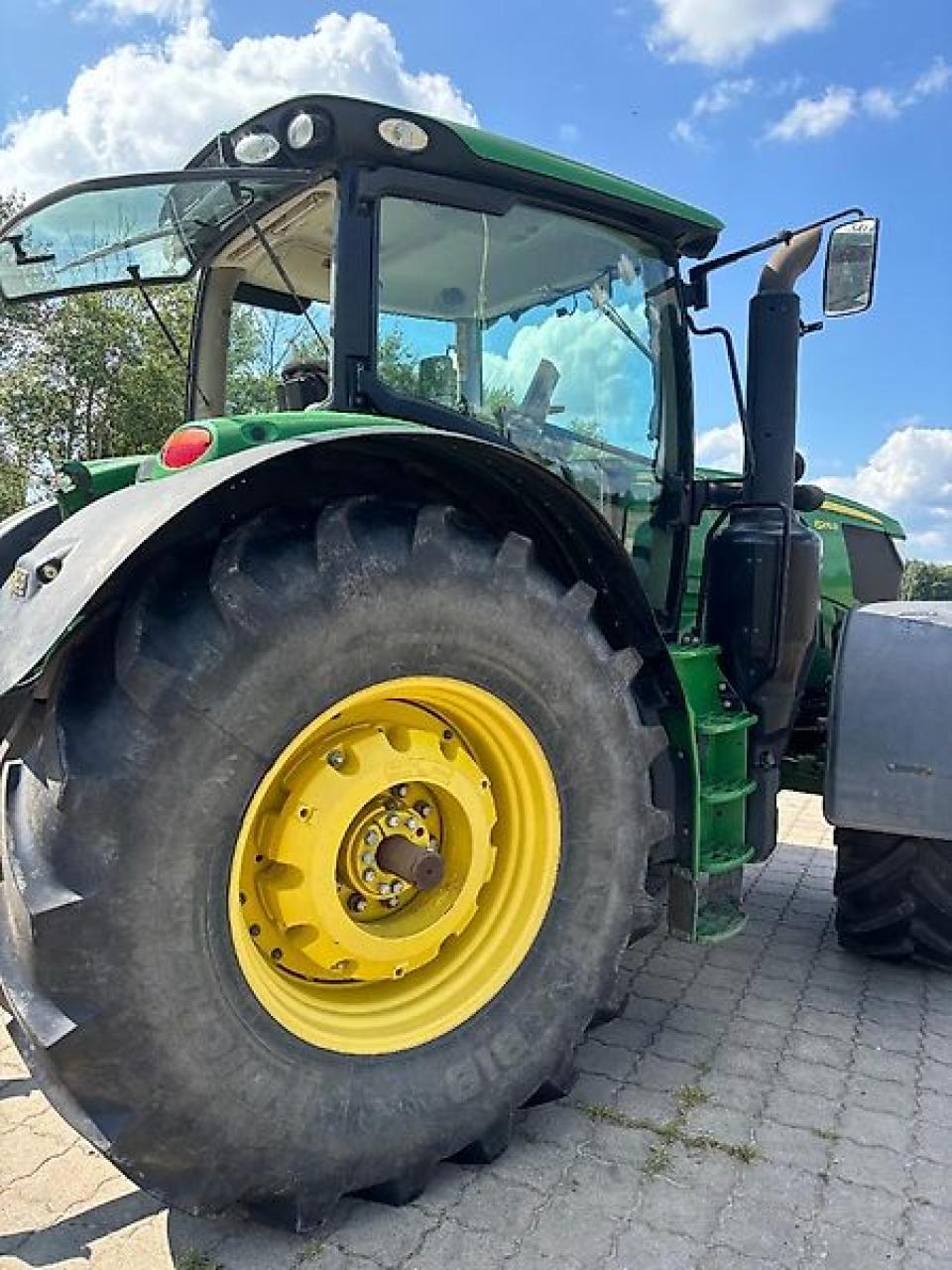 John Deere 6215R Rear