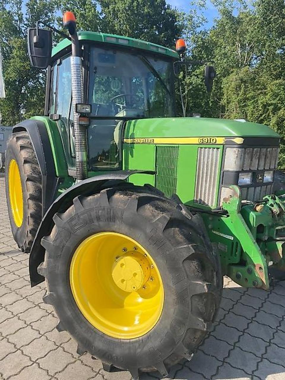 John Deere 6910 Right