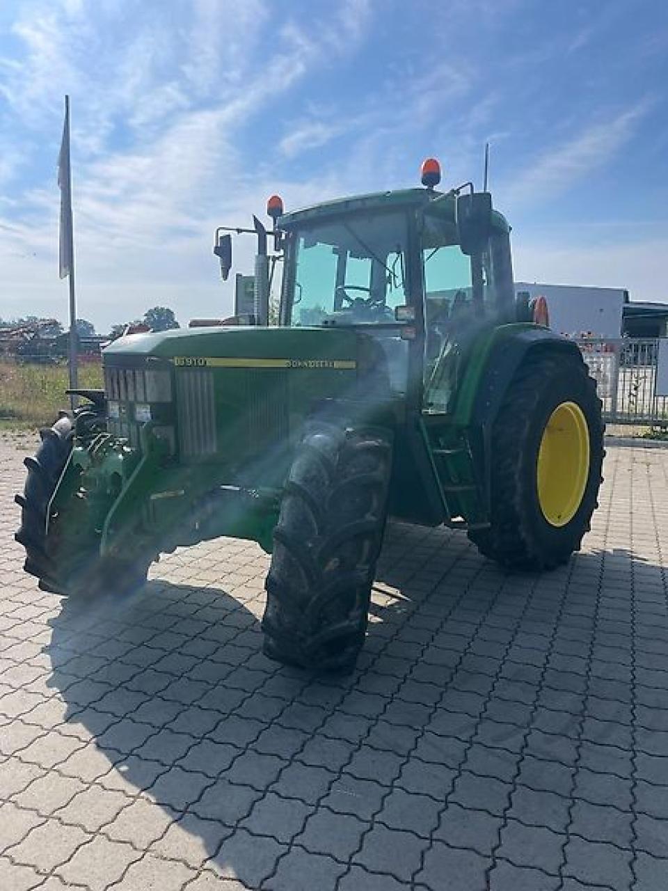 John Deere 6910