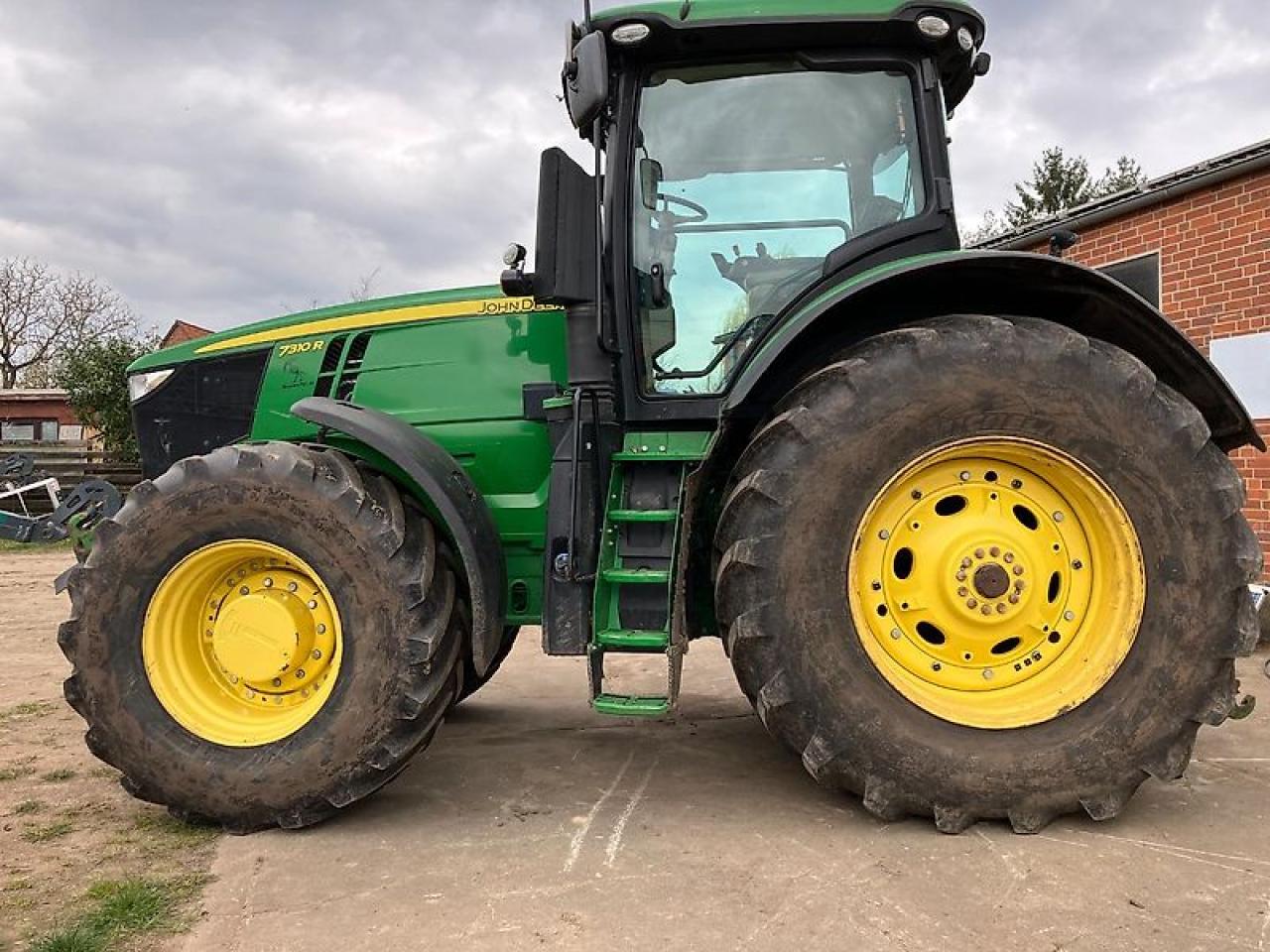 John Deere 7310R Front