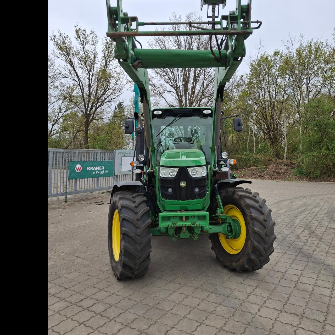 John Deere 6115 R Inside