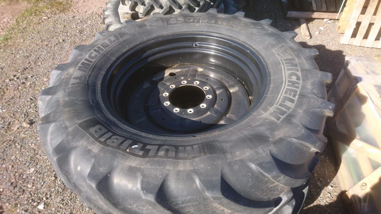 Michelin 650/65R42 und Trelleborg 540/65R30 