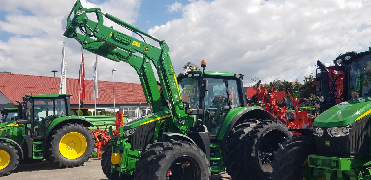 John Deere 6120M