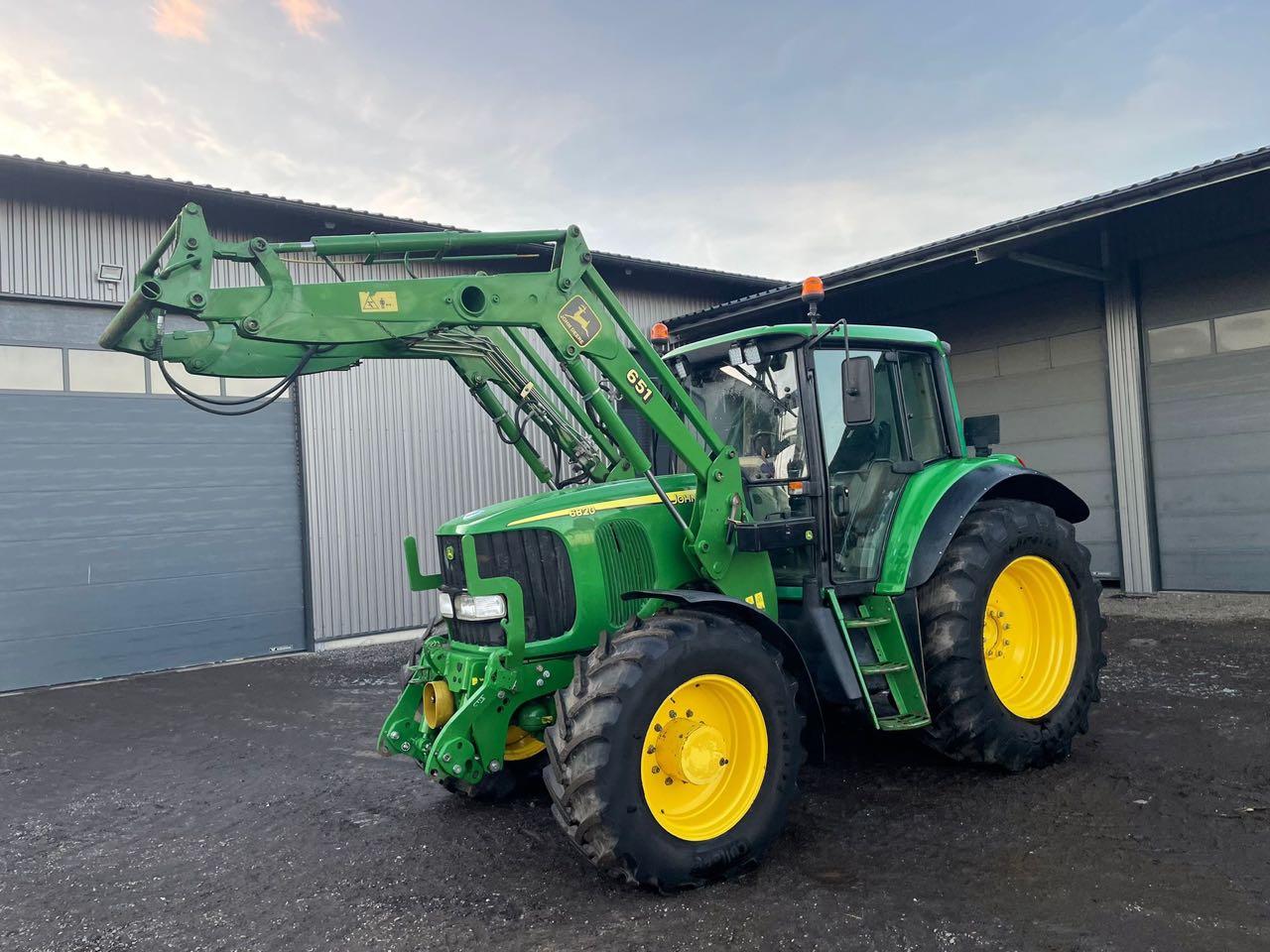 John Deere 6820