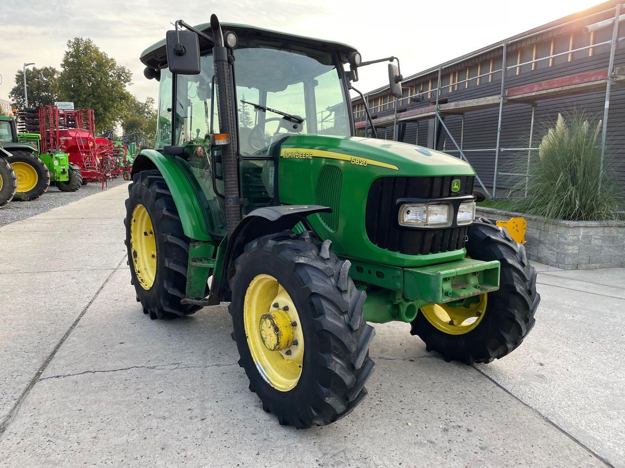 John Deere 5820