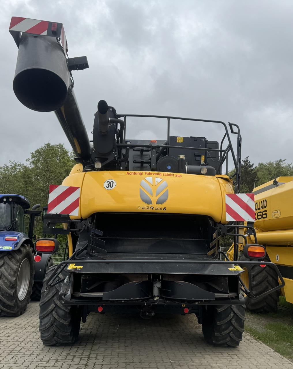 New Holland CR 9.80 SCR Above