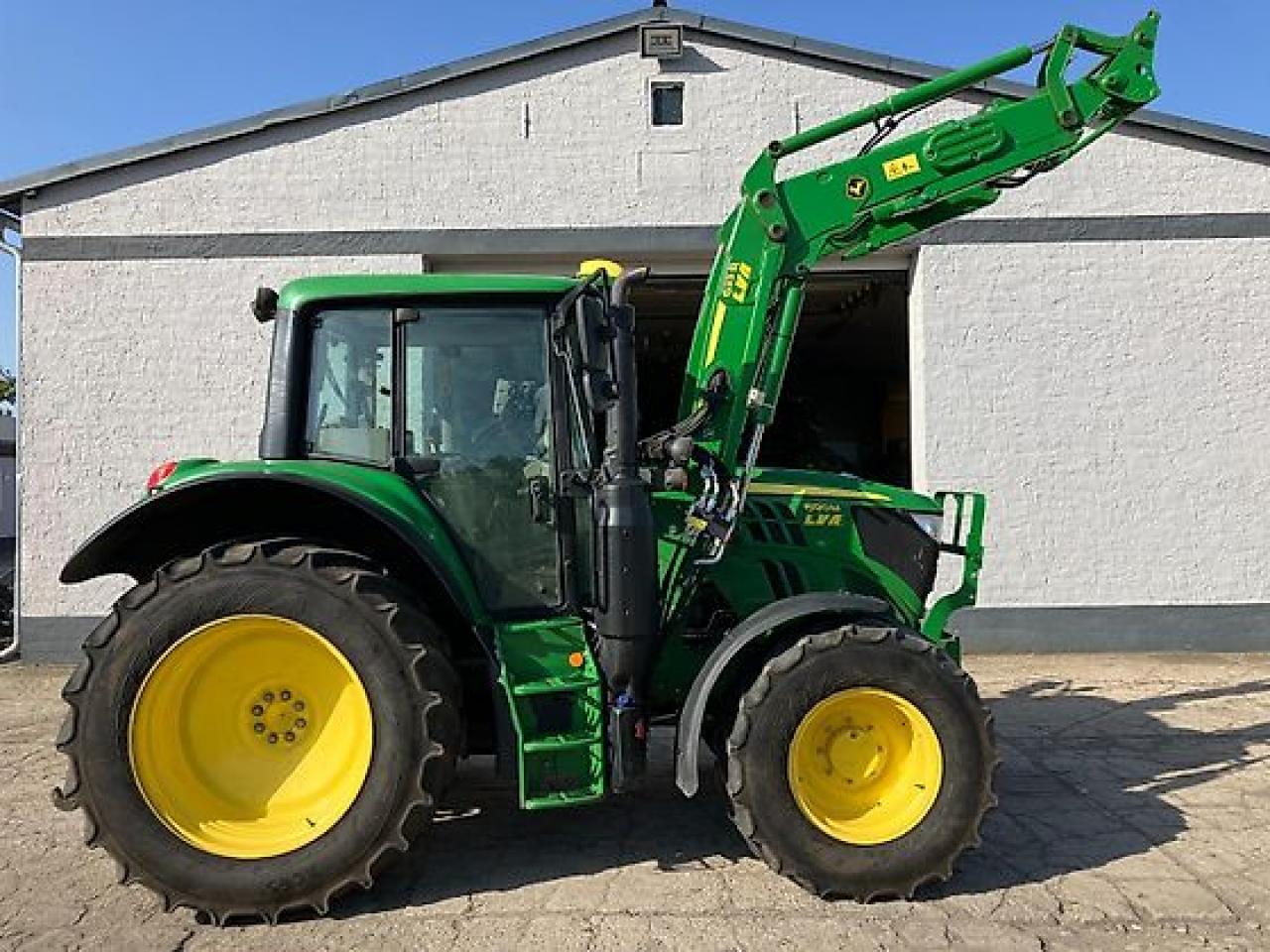 John Deere 6120 M Right