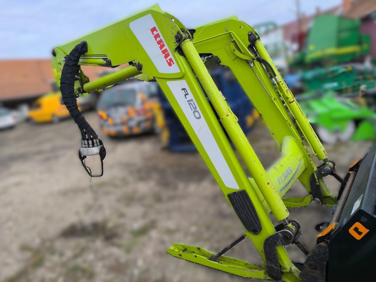 CLAAS Frontlader FL 120 mit Anbauteilen