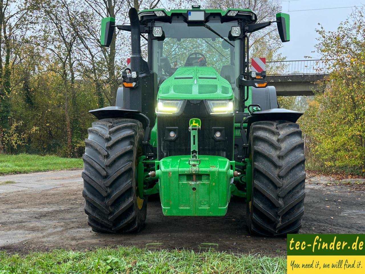 John Deere 8R340  Above