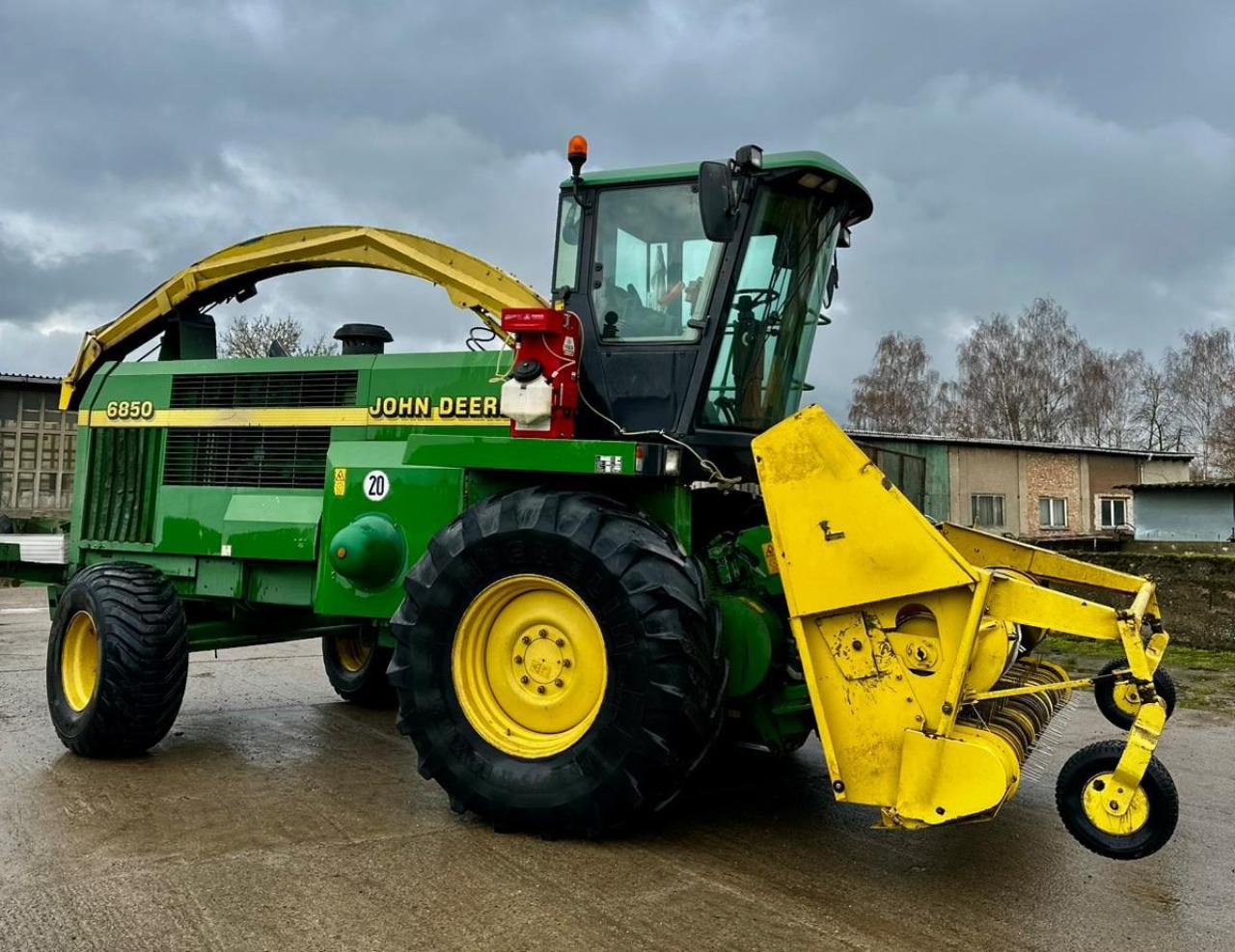 John Deere 6850 mit Pickup, Gebiss
