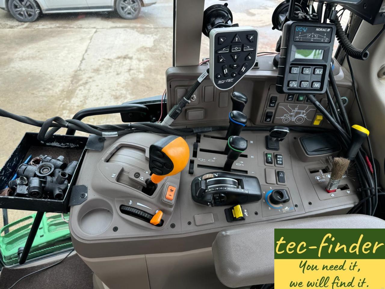 John Deere 6195 M Right