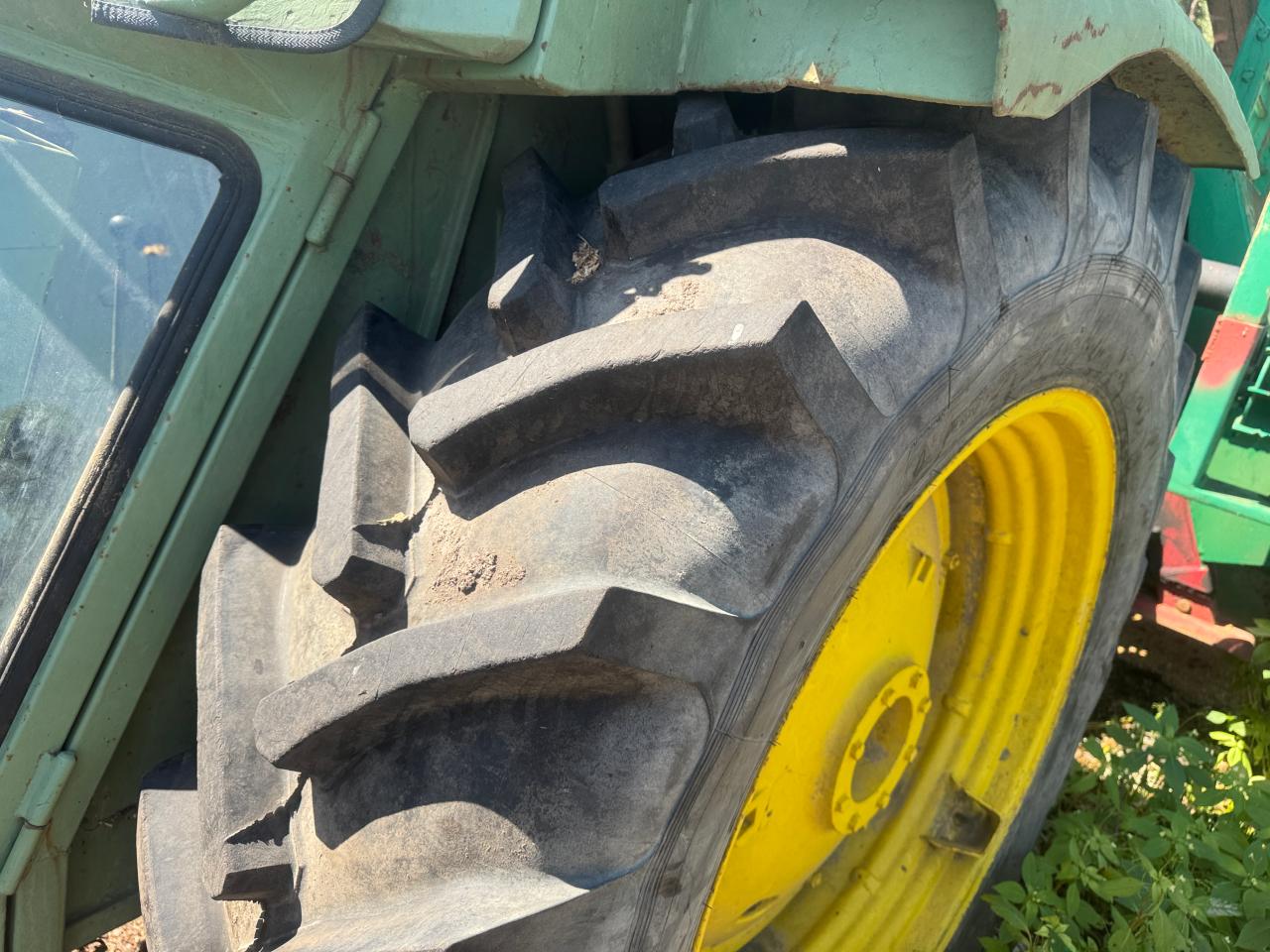 John Deere 2120 Inside