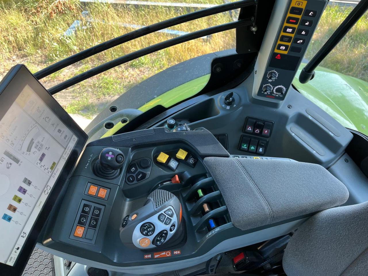 CLAAS Axion 920 Left